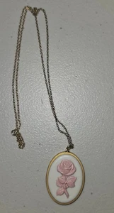 Collana con ciondolo rosa porcellana rosa Franklin vintage festa della mamma 1979 24” - Foto 1 di 5