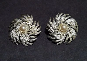 Sarah Coventry Silver Tone Swirl & Faux Pearl Clip Earrings - Picture 1 of 2