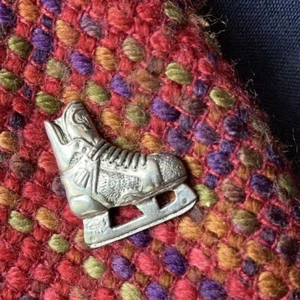 BOTAS DE HOCKEY SOBRE HIELO PIN INSIGNIA BROCHE SOLAPA ROJA CAJA DE REGALO CUMPLEAÑOS NAVIDAD - Imagen 1 de 4