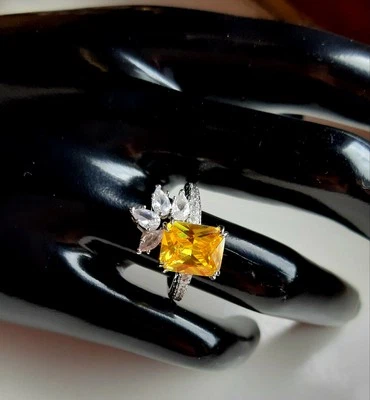 Ring mit Funkelnden Zirkonia°. - Bild 1 von 4