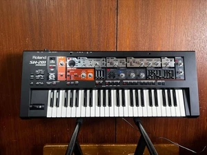 Roland SH-201 Analog Modeling Synthesizer mit Tasche, Netzteil 100-240V - Bild 1 von 12