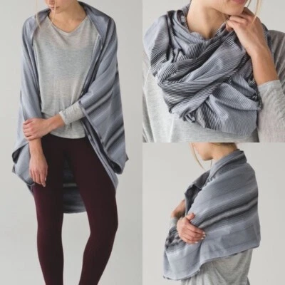 Bufanda envolvente Lululemon para mujer talla única a rayas jaspeado gris blanco azul Foto 1 de 4