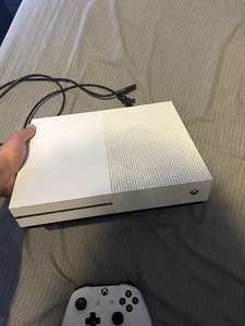 Microsoft Xbox One S 1 TB ganz weiß - Bild 1 von 3