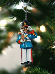Antiguo adorno de árbol de Navidad de saludo de soldado de hojalata 1982 Hallmark - Imagen 1 de 15