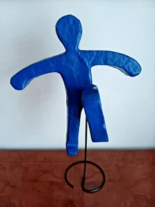 Modern Abstrakt Skulptur Pappmaché Männchen auf Ständer Königsblau 49 cm 33 cm - Bild 1 von 5