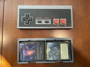 Controlador NES Retro MTG Deck Box Edh Commander / Lorcana / Pokemon / yuigoh - Imagen 1 de 5