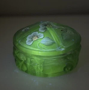 Fenton Amethyst Purple Trinket Box Handpainted Flowers Dragonfly UV Reactive - Picture 1 of 12