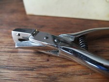 Kerbzange — notcher — notch pliers — groove pincers — Schlitzstanzer — solid