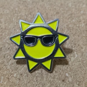 Sol fresco con gafas de sol esmalte solapa pasador trasero amarillo negro - Imagen 1 de 3