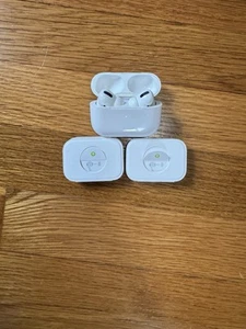 Apple Air Pods Pro, Used Comes With Two Extra Sets Of Ear Buds FREE SHIPPING - Photo 1 sur 4