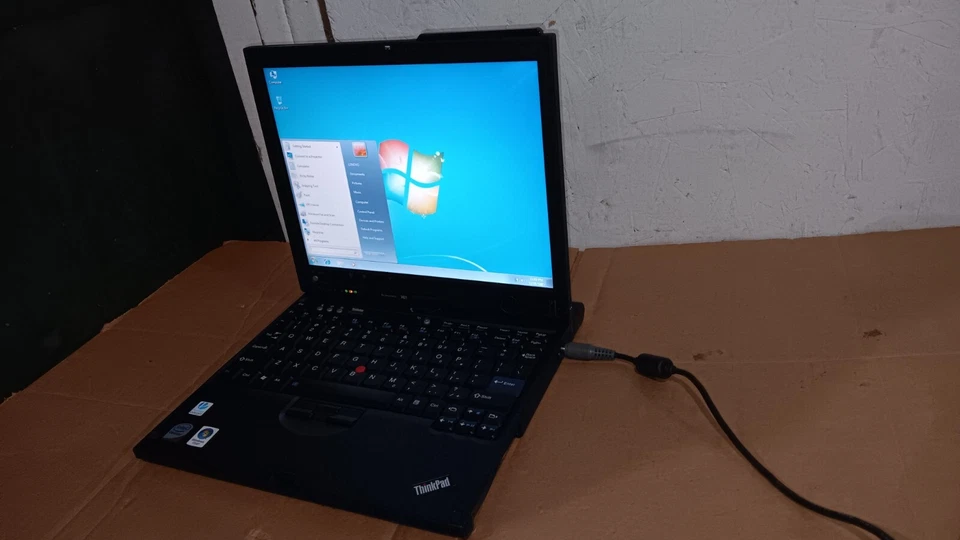 Tablet portátil Lenovo Thinkpad X61 con estación de acoplamiento Windows 7 pro 128 GB SSD Foto 1 de 4