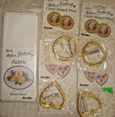 LOTE Bucilla Cinta de Seda Bordada Tela Moire Blanca y 8 Alfileres CORAZÓN Y CÍRCULO Foto 1 de 4