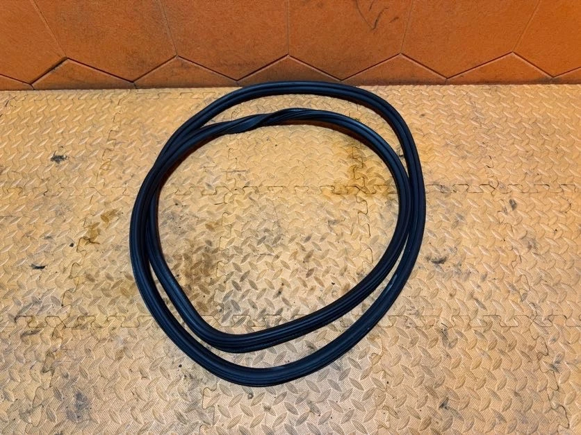 09-17 AUDI Q5 8R FRONT LEFT DRIVER DOOR ON BODY WEATHERSTRIP SEAL RUBBER OEM - Image 1 of 4