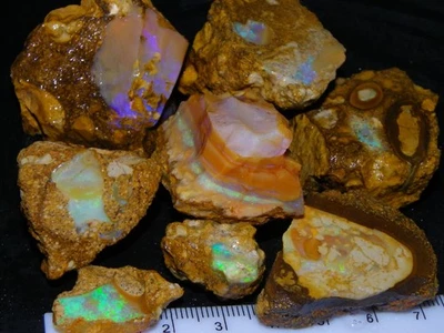 Bonito paquete áspero de ópalo/pipa Opalton 760 quilates verde/azul/púrpura matriz Au Foto 1 de 4