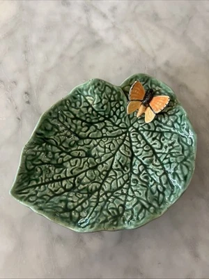 Bordallo Pinheiro Hojas de Campo Hoja de Begonia con Mariposa Foto 1 de 4