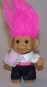 Figura de muñeca troll portador de anillo de 3" vintage Russ Berrie corazón Cummerbund - Imagen 1 de 7