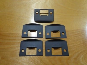 (5) NUEVAS PLACAS DE GOLPE SCHLAGE 1-5/8" X 2-1/4" ESQUINA CUADRADA 622 NEGRAS CON TORNILLOS - Imagen 1 de 4