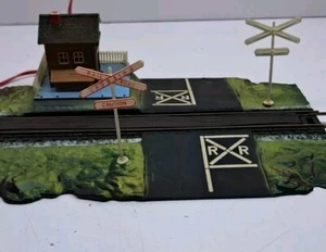 Vintage TYCO Signal Man Lighted Shack HO Train Crossing Untested Light Works - Picture 1 of 8