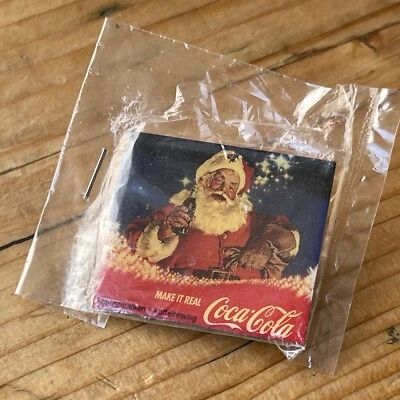 Coca Cola Coke Pin 80er/90er MAKE IT REAL Weihnachtsmann mit Flasche ca 35x30 mm - Bild 1 von 3