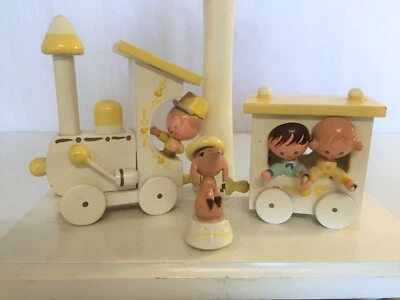 Vintage Nursery Plastics, Inc. Lámpara temática tren, luz nocturna y caja de música Foto 1 de 4