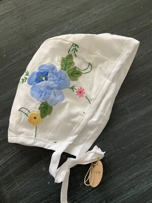 Gorro de bebé hecho a mano con amor. Reversible blanco en reverso Foto 1 de 2