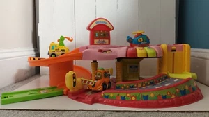 Vtech Toot Toot Lichter & Musikgeräusche Fahrer Garage mit Auto/LKW/Hubschrauber - Bild 1 von 9