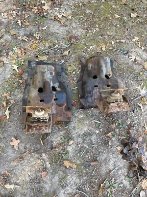 1965 Ford Fairlane 500 289 conjunto de balde de mola torre de choque par de suportes de suporte - Imagem 1 de 4