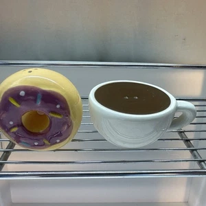 Taza de café y donut sal y pimienta coctelera desayuno mesa decoración colección - Imagen 1 de 8