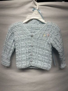Suéter hecho a mano de ganchillo azul con botones con gorra a juego - 0-6 meses - Imagen 1 de 5