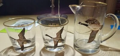 Jarra de vidrio 1969 y 2 vasos con borde dorado Flying Duck Foto 1 de 4