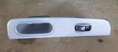 Hyundai Sonata EF 5/98-4/01 Right Rear Window Switch - Image 1 of 2