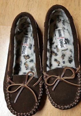 ZAPATILLAS MOCASINES DE GAMUZA Y PIEL SINTÉTICA MARRÓN MINNETONKA USADAS EN EXCELENTE ESTADO para mujer Talla 6   Foto 1 de 2