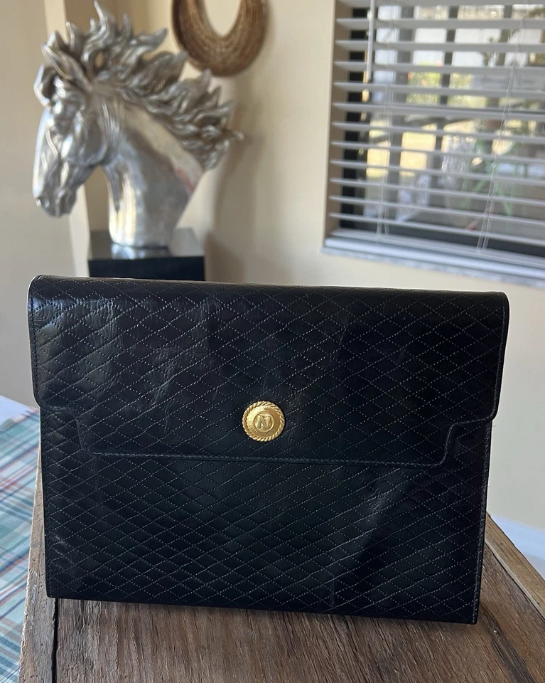 Bolso sin asas Albert Nipon vintage clásico de cuero acolchado negro sin correa Foto 1 de 4