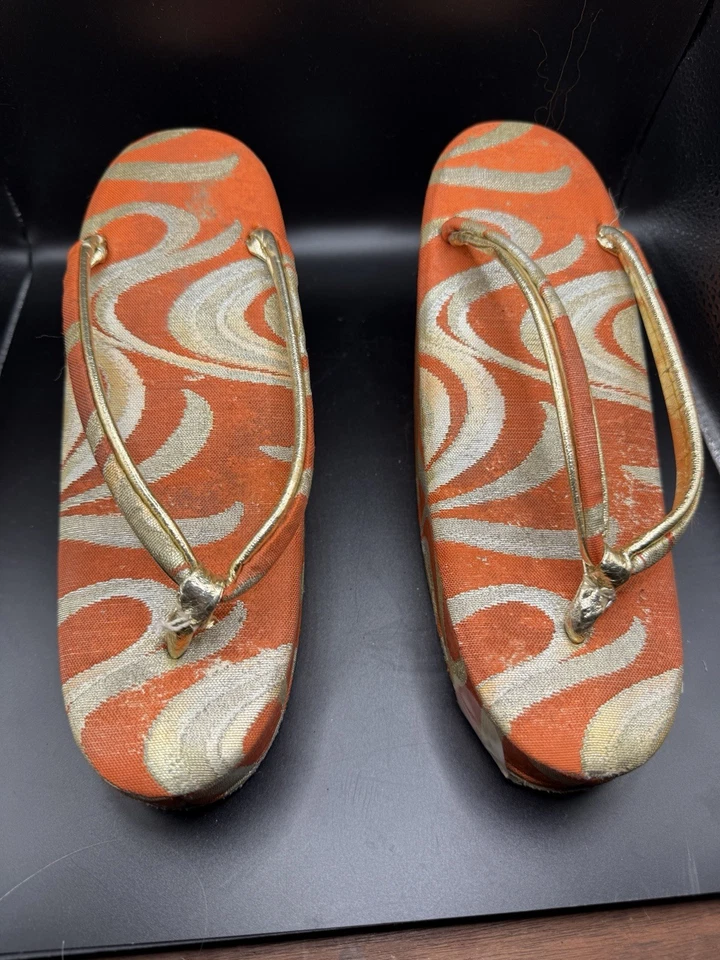 Sandalias Pokkuri Geta Zori vintage japonesas de tela dorada y naranja Foto 1 de 4