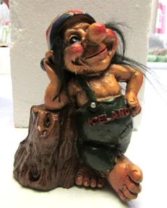 Nyform ISLAND zwinkernder Troll 4,5 Zoll, trägt norwegische Flagge als Hut Baumstumpf - Bild 1 von 9