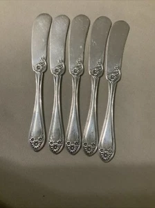 5 Wm Rogers & Son AA 5.5” Butter Knives Floral Motif Pat Jan. 4 1910 - Picture 1 of 7