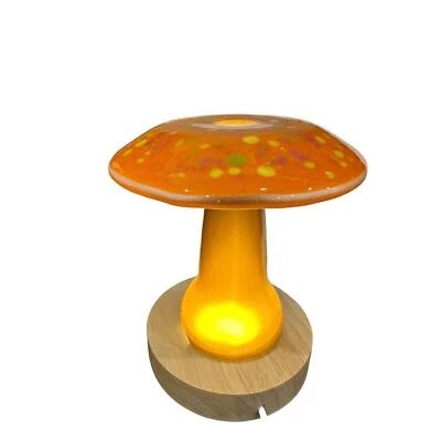 Luz noturna cogumelo laranja feita de vidro reciclado nos EUA com plugue USB base de madeira - Imagem 1 de 4