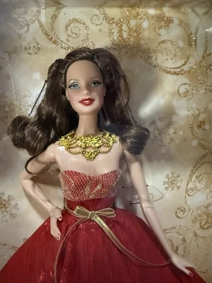 2014 Holiday Barbie Morena Rojo Dorado Vestido Edición Coleccionista Mattel BDH35 NRFB Foto 1 de 4