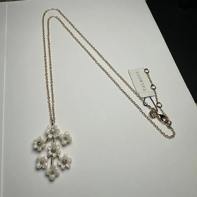 Collar de cadena Talbots con colgante de diamantes de imitación de flor blanca tono dorado nuevo con etiquetas $59 Foto 1 de 4