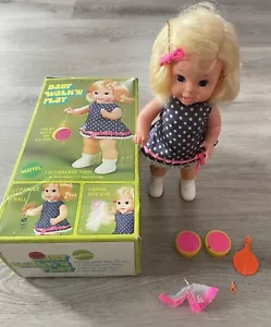 Vintage. 1969 Matel Baby Walk ‘N Play Puppe 11 cm Originalkarton & Zubehör - Bild 1 von 19