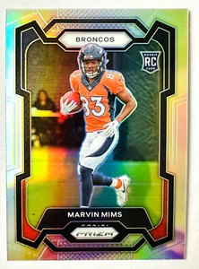 Panini Prizm Marvin Mims 2023 PLATEADO Prizm RC #327 ¡Novato de los Broncos! - Imagen 1 de 3