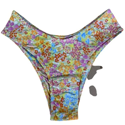 Campos de flores de fondo de zorro de piedra Nola pequeños Foto 1 de 3