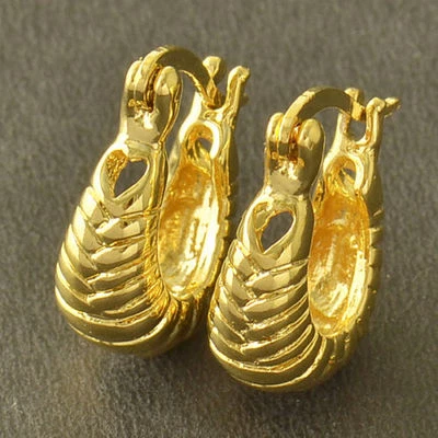 Nuevos pendientes de aro Huggie pequeños de oro amarillo con banda trenzada recortada en el corazón Foto 1 de 4