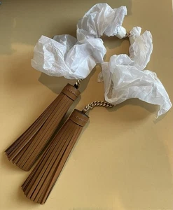 Michael Kors Leder Handtasche Gepäck Doppel Quasten Anhänger Gold Kette - Bild 1 von 5