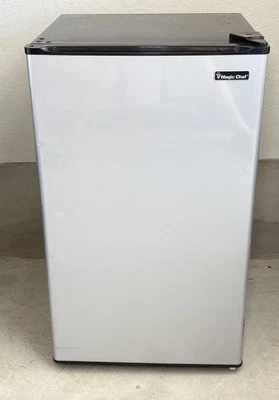 Mini nevera refrigerador Magic Chef HMR330SE con congelador Foto 1 de 4