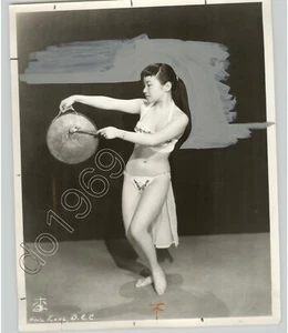 ESTILISTA CHINO JADE @ CAT FIDDLE CLUB Detroit Michigan 1959 con FOTO DE PRENSA Gong - Imagen 1 de 2