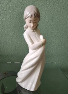 NAO Lladro Porzellan Figur #599 schüchtern - Mädchen im Nachthemd mit Decke - Rentner - Bild 1 von 6