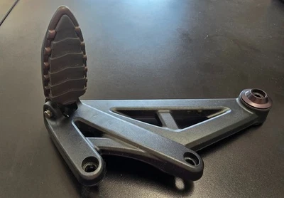 Reposapiés Ducati Diavel 2011-2014, delantero derecho 82431762A Foto 1 de 4