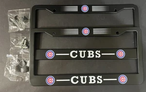 2 cubiertas de marco de matrícula Chicago Cubs con herrajes de montaje 12,25"x6,25" NUEVO - Imagen 1 de 4