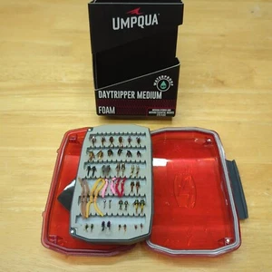 Fly Box impermeabile carico Umpqua Daytripper PERSONALIZZATO + 60 mosche RIO secche/gocce! - Foto 1 di 16